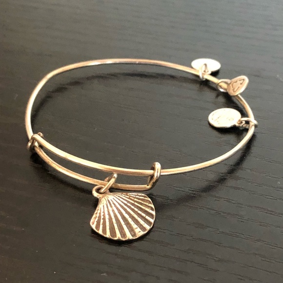 🟢 sea shell charm bracelet - Picture 3 of 3